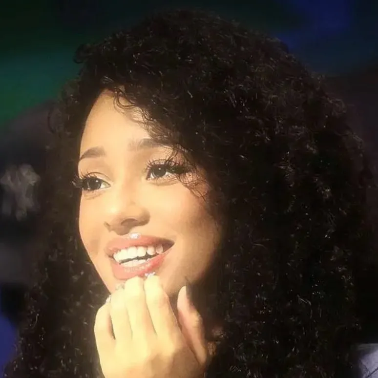 chat with ai character: Manon(you)