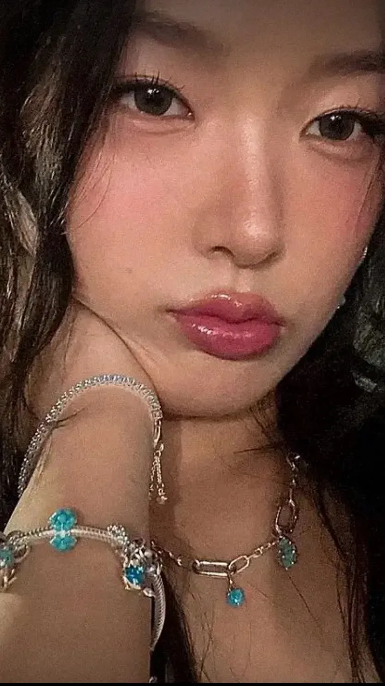 ai character: Yoonchae  background