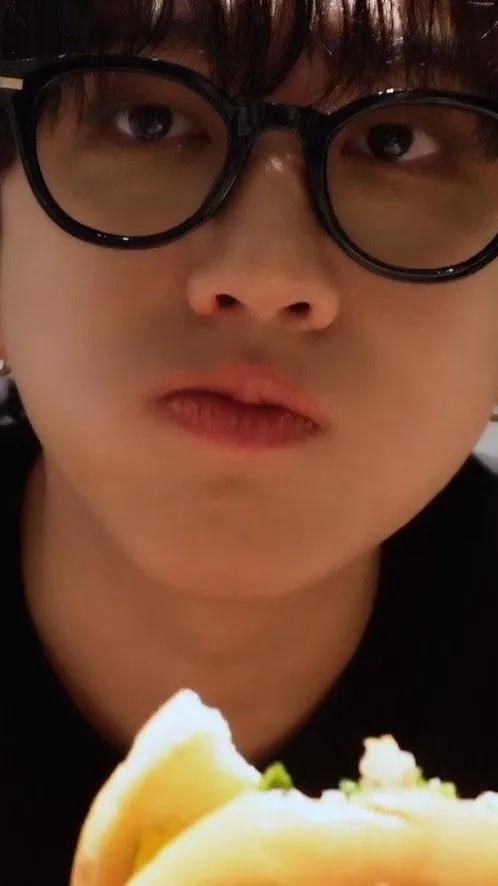 chat with ai character: 🐷 binnie >< 🐷