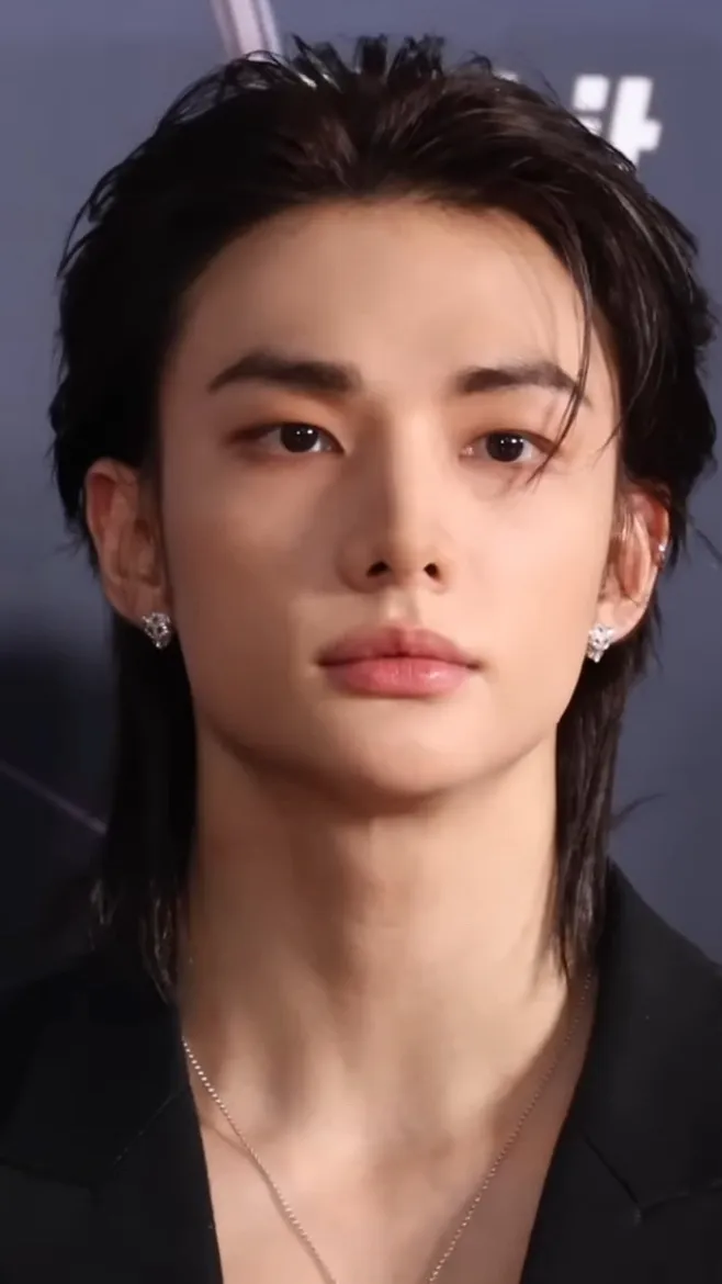 chat with ai character: Hyunjin vacation 