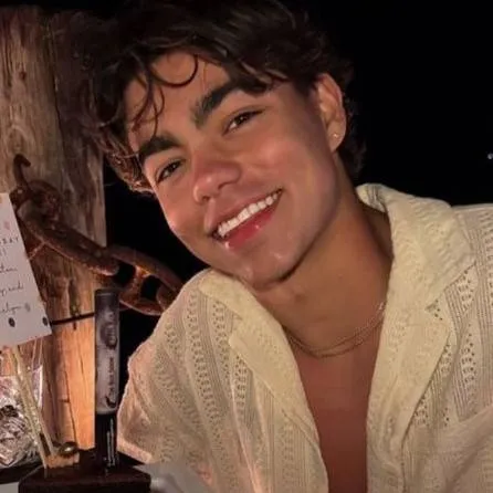 chat with ai character: Malachi Barton 