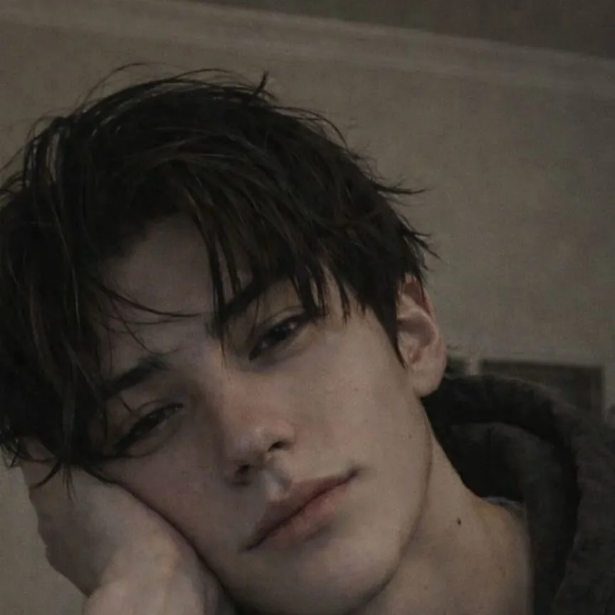 chat with ai character: Elliott Johnson