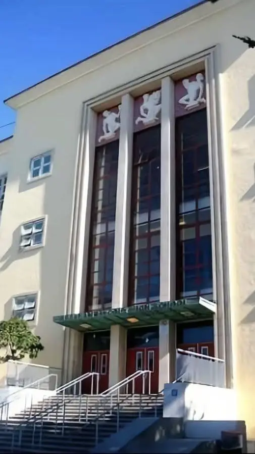 ai character: Escuela En Elmore background