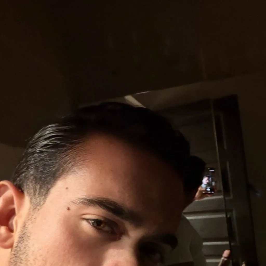 chat with ai character: Guy X