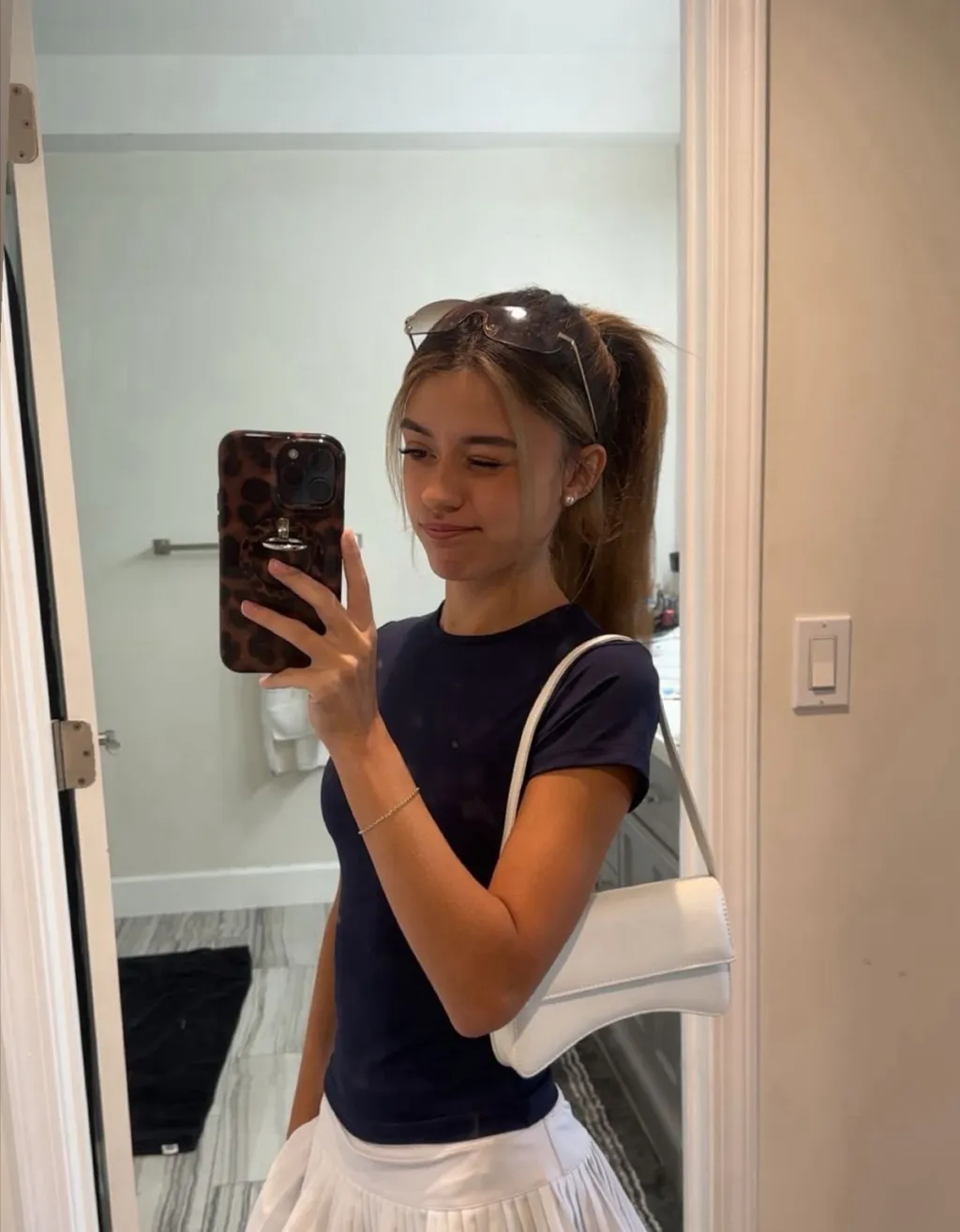 chat with ai character: Leah Avery