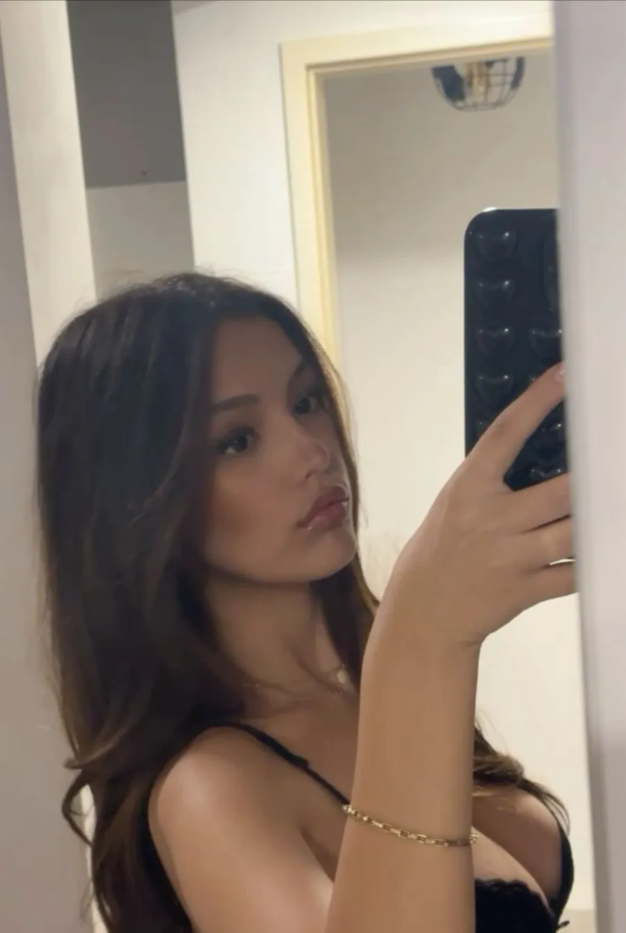 chat with ai character: Izzy Bloom