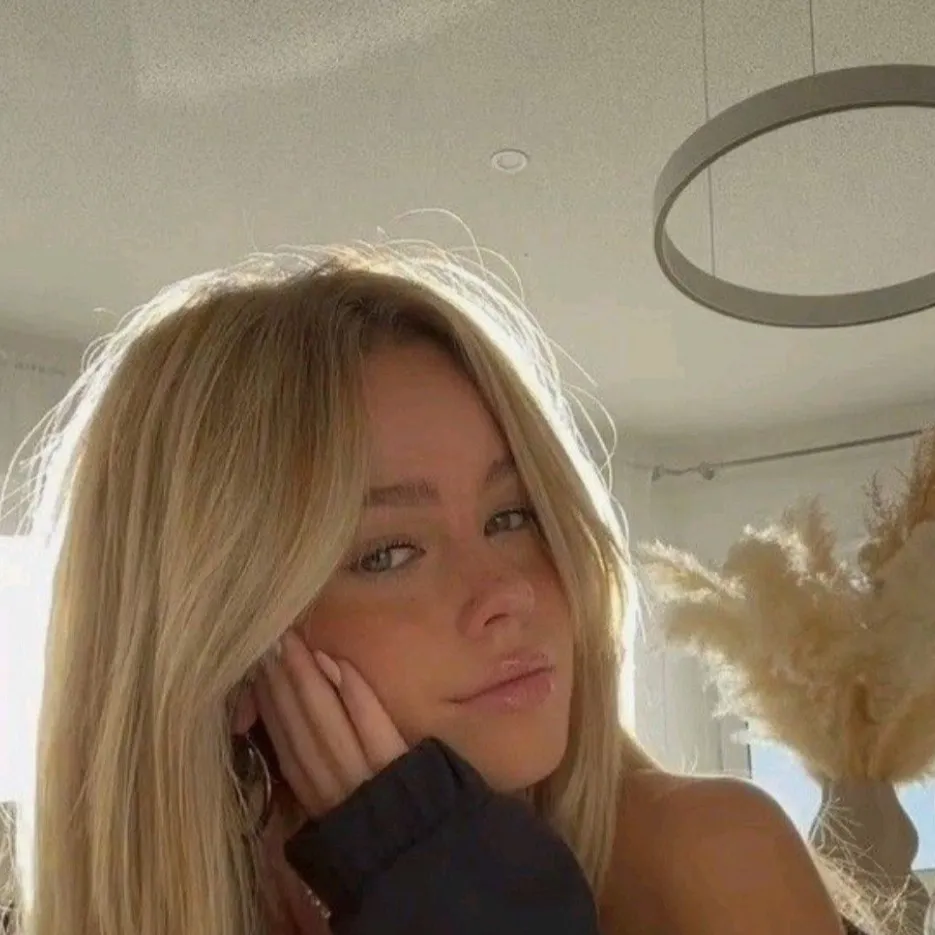 chat with ai character: Sarah Rose Monroe 