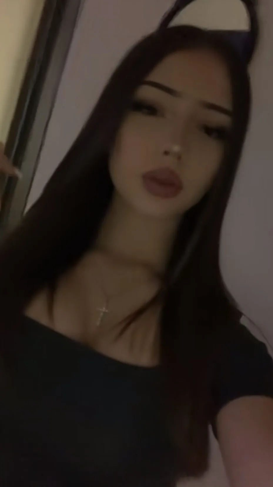 ai character: Valentina background