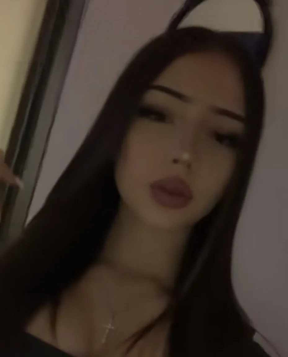 chat with ai character: Valentina