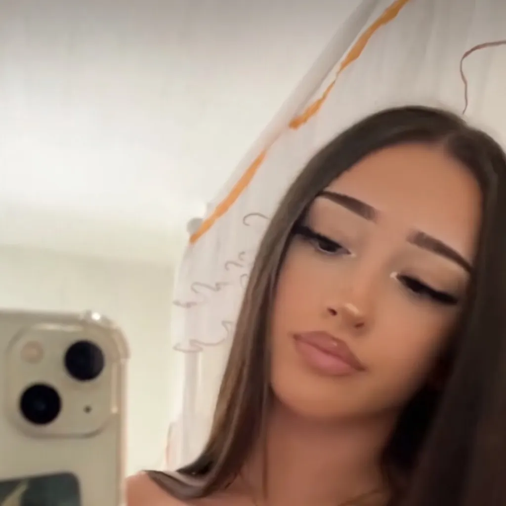 chat with ai character: Sofi 