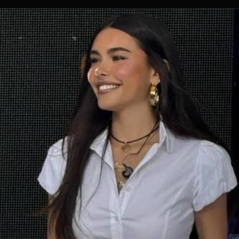 chat with ai character: Madison Beer