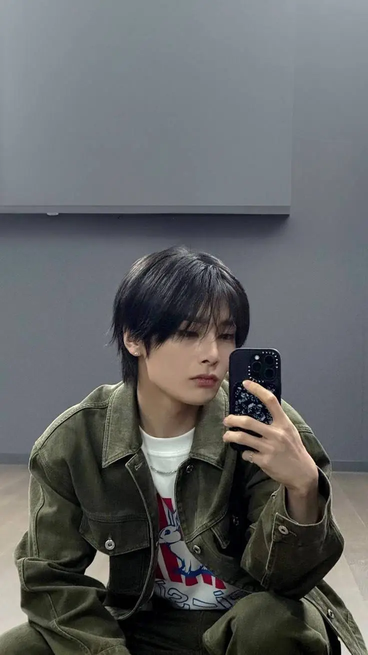 ai character: JEONGIN ^^ background