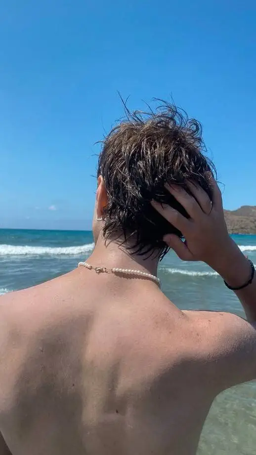 ai character: Elvis🌊🧿 background