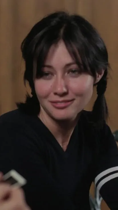 ai character: Prue halliwell 4 background