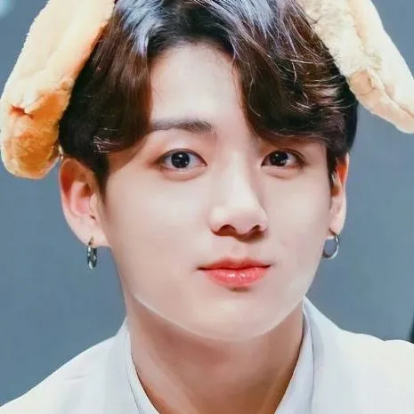 chat with ai character: 🐰Jeon JungKooK