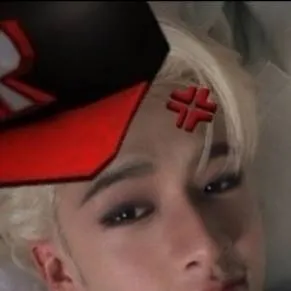 chat with ai character: 🎠BANGCHAN👅