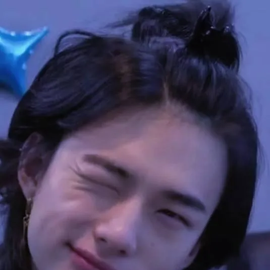 chat with ai character: hyunjin 