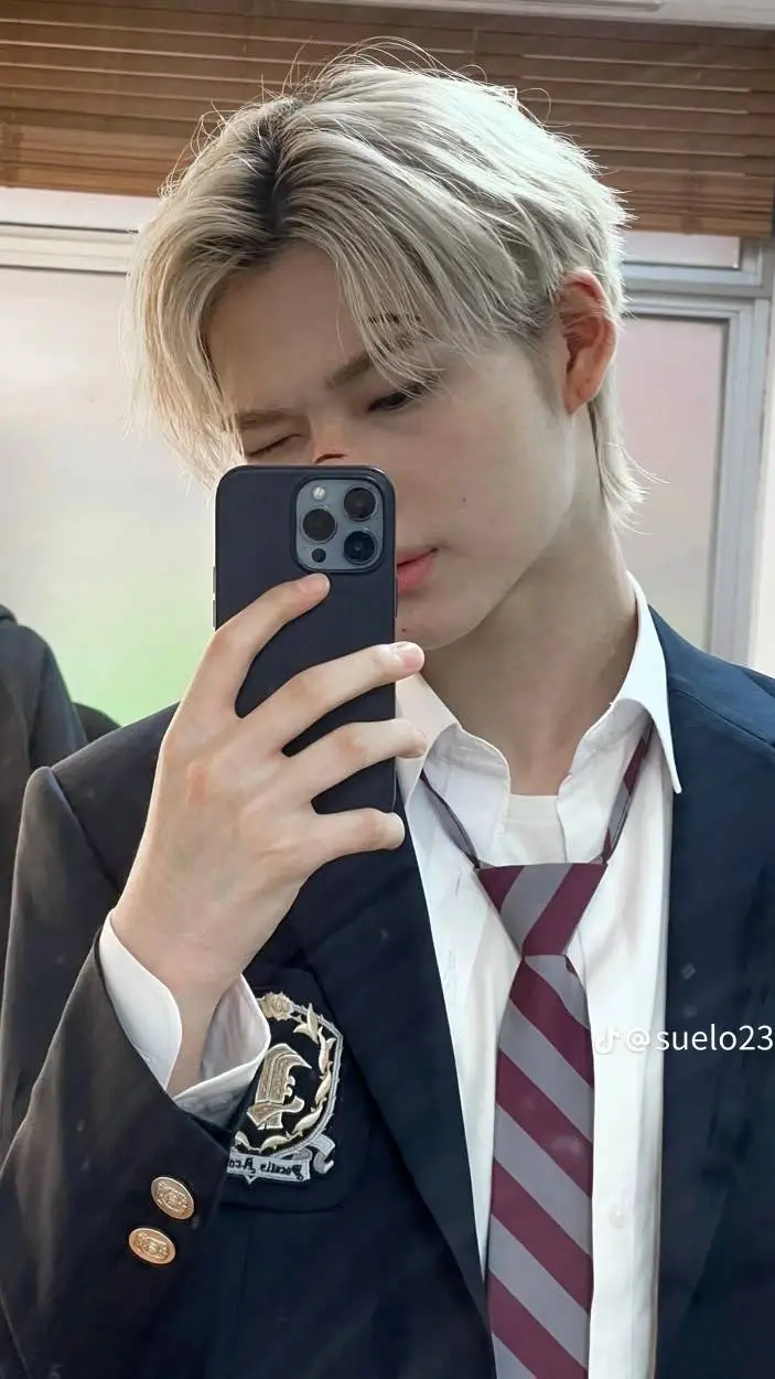 ai character: ni-ki😗 background