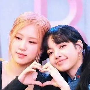chat with ai character: Lisa and Rose 