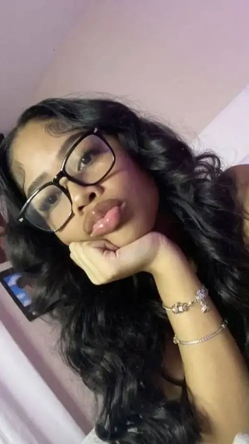 ai character: Syaa🎀🎀 background