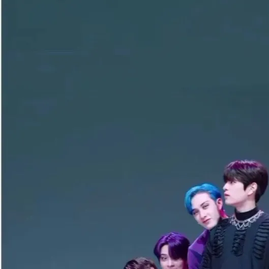 chat with ai character: Stray kids family 