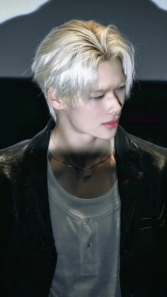 ai character: Ni-ki background