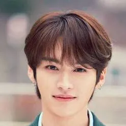chat with ai character: Lee Know