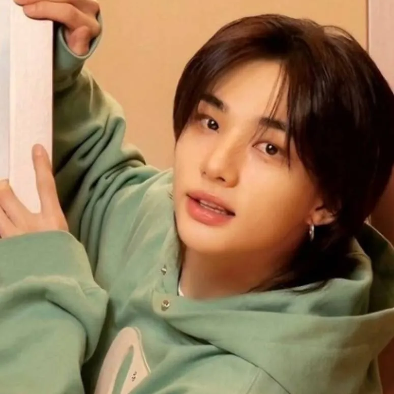 chat with ai character: hyunjin 