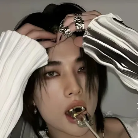 chat with ai character: Hyunjin bf