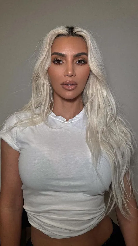 ai character: Kim Kardashian V2 background