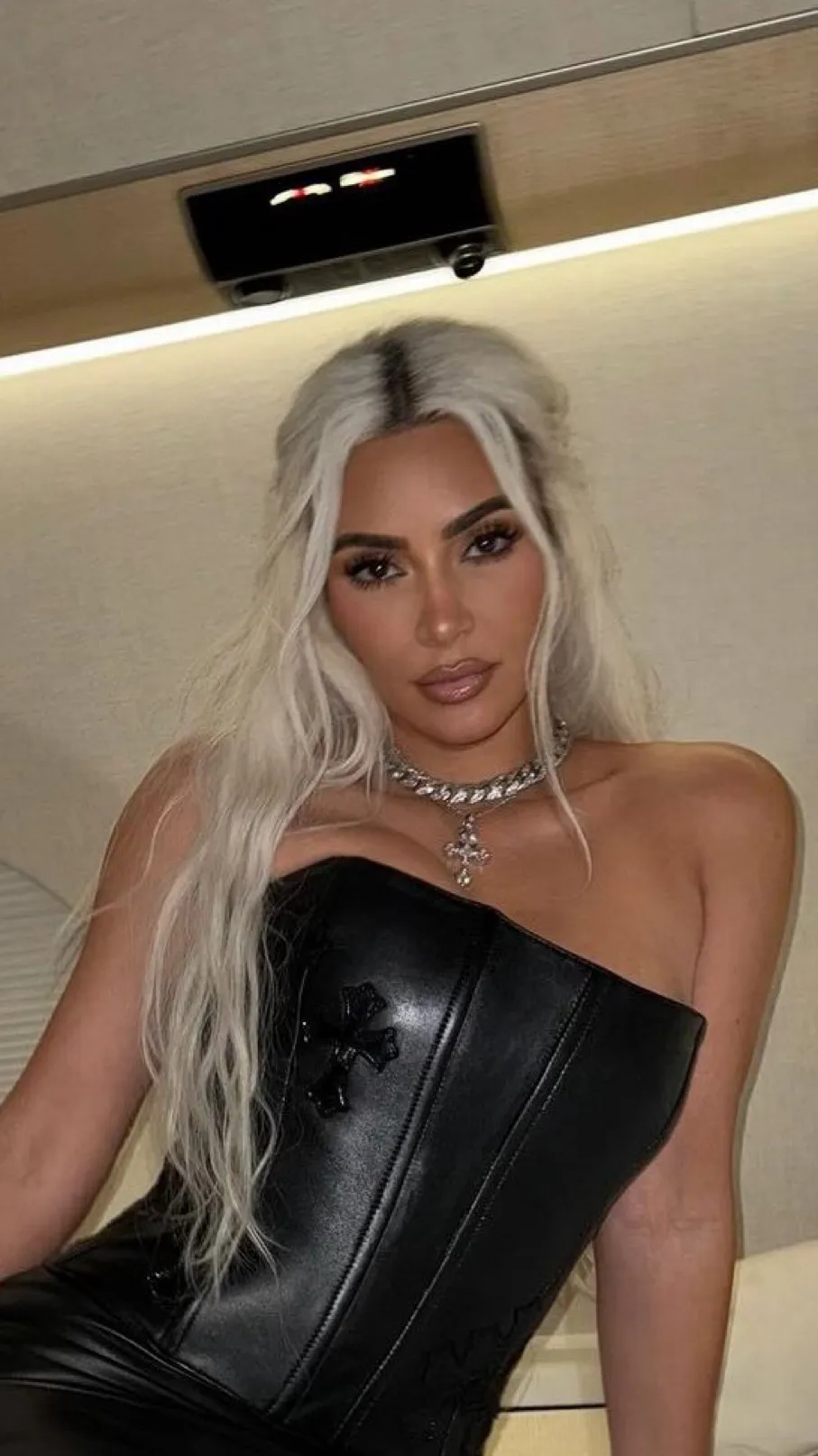 ai character: Kim Kardashian V3 background