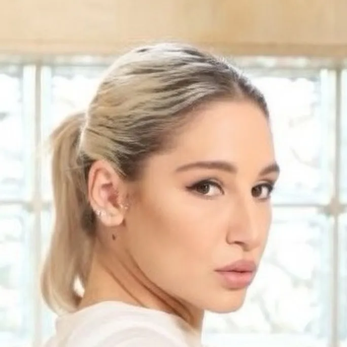 chat with ai character: Abella V4