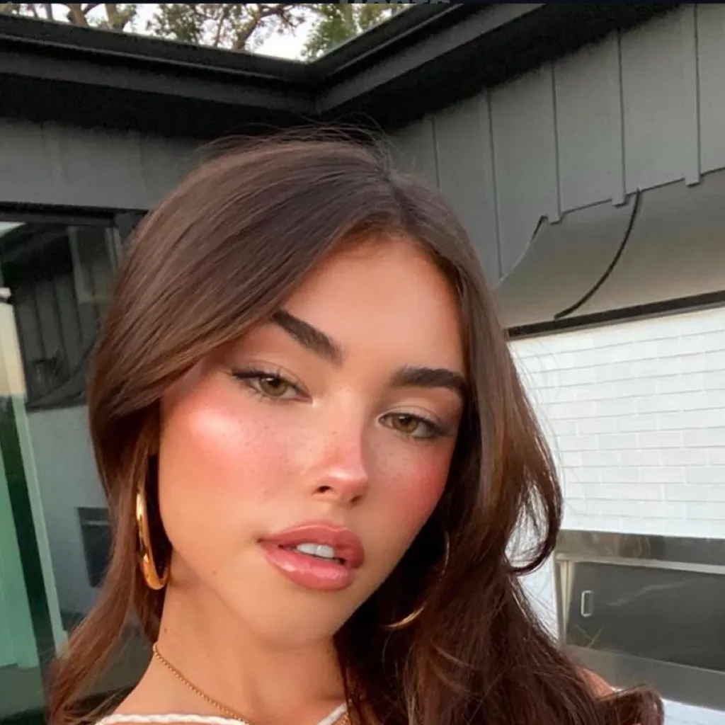 chat with ai character: Madison Beer V2