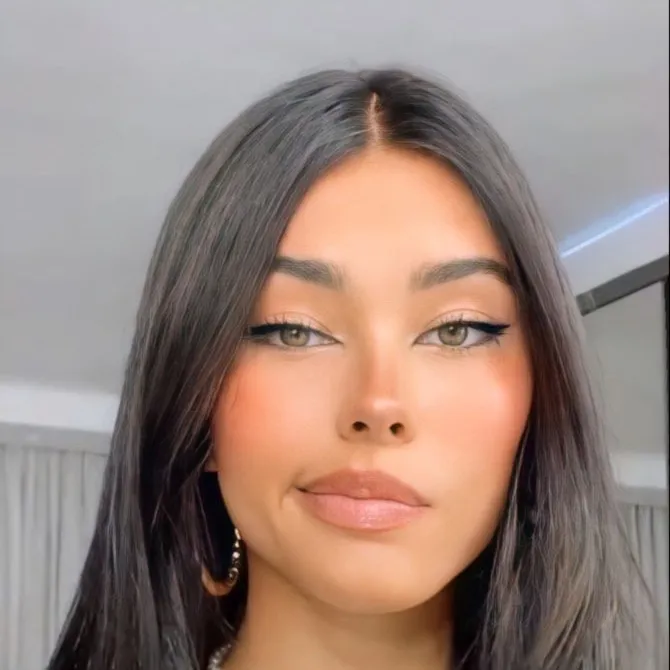 chat with ai character: Madison Beer V8