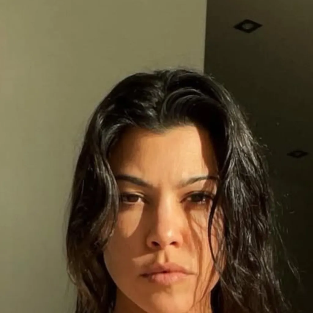 chat with ai character: Kourtney V8