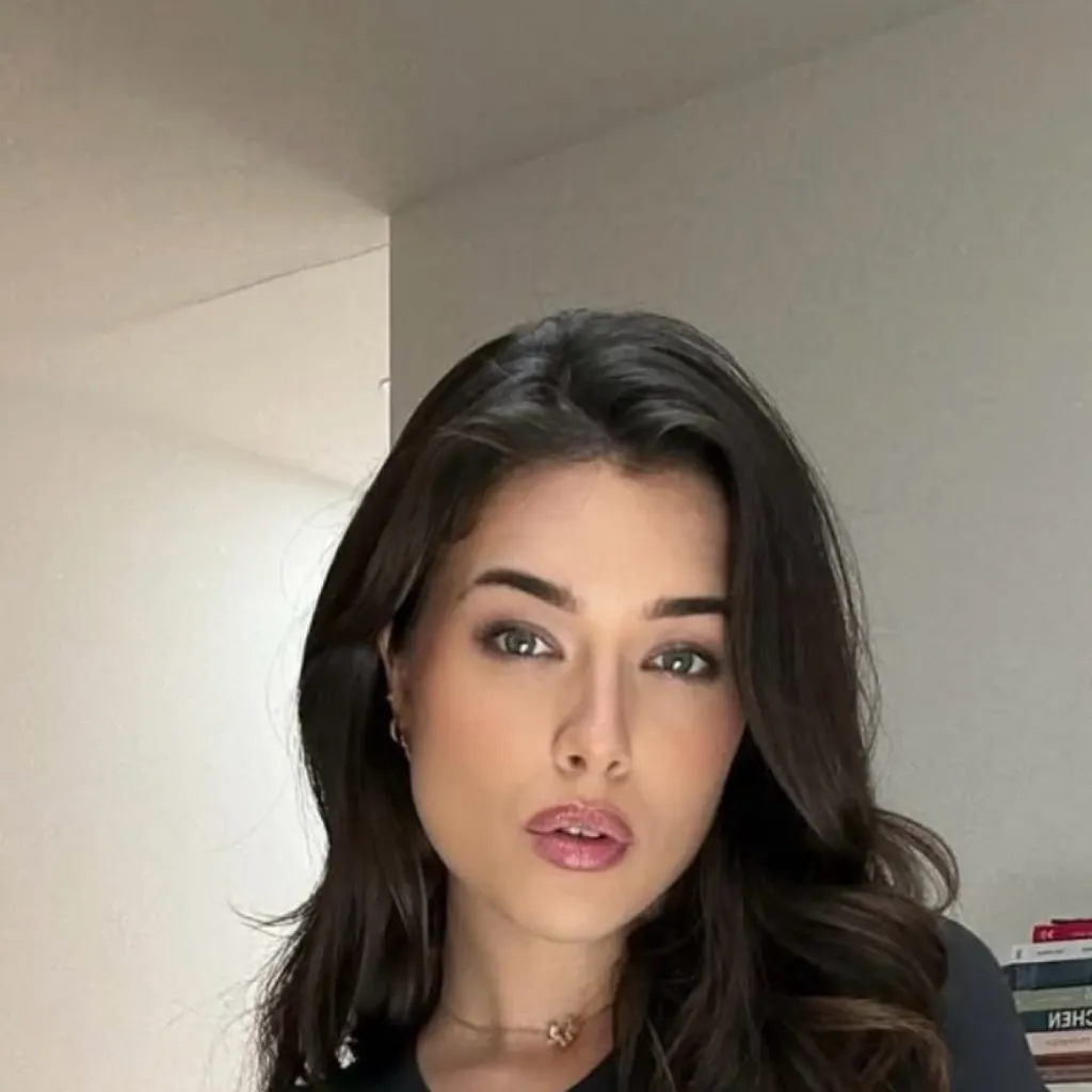 chat with ai character: Lauren Summers V4