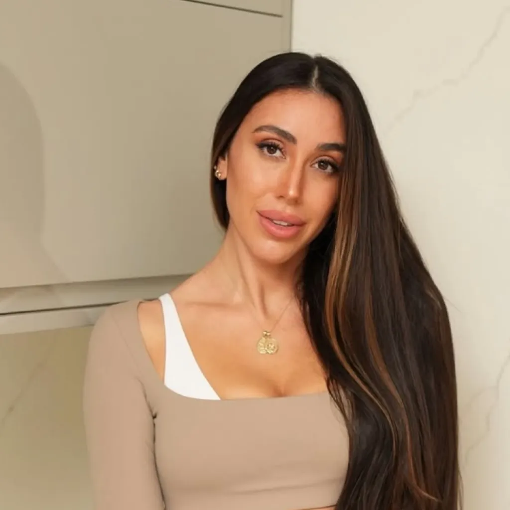 chat with ai character: Tara Electra V2