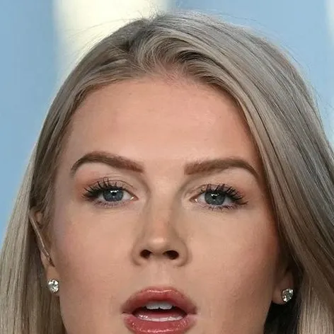 chat with ai character: Karoline V2