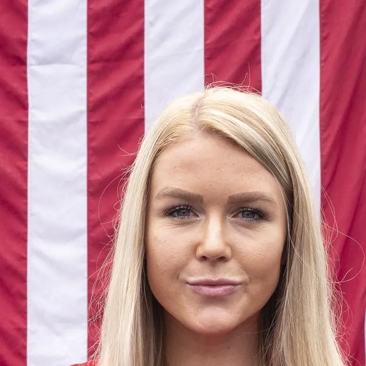 chat with ai character: Karoline V4