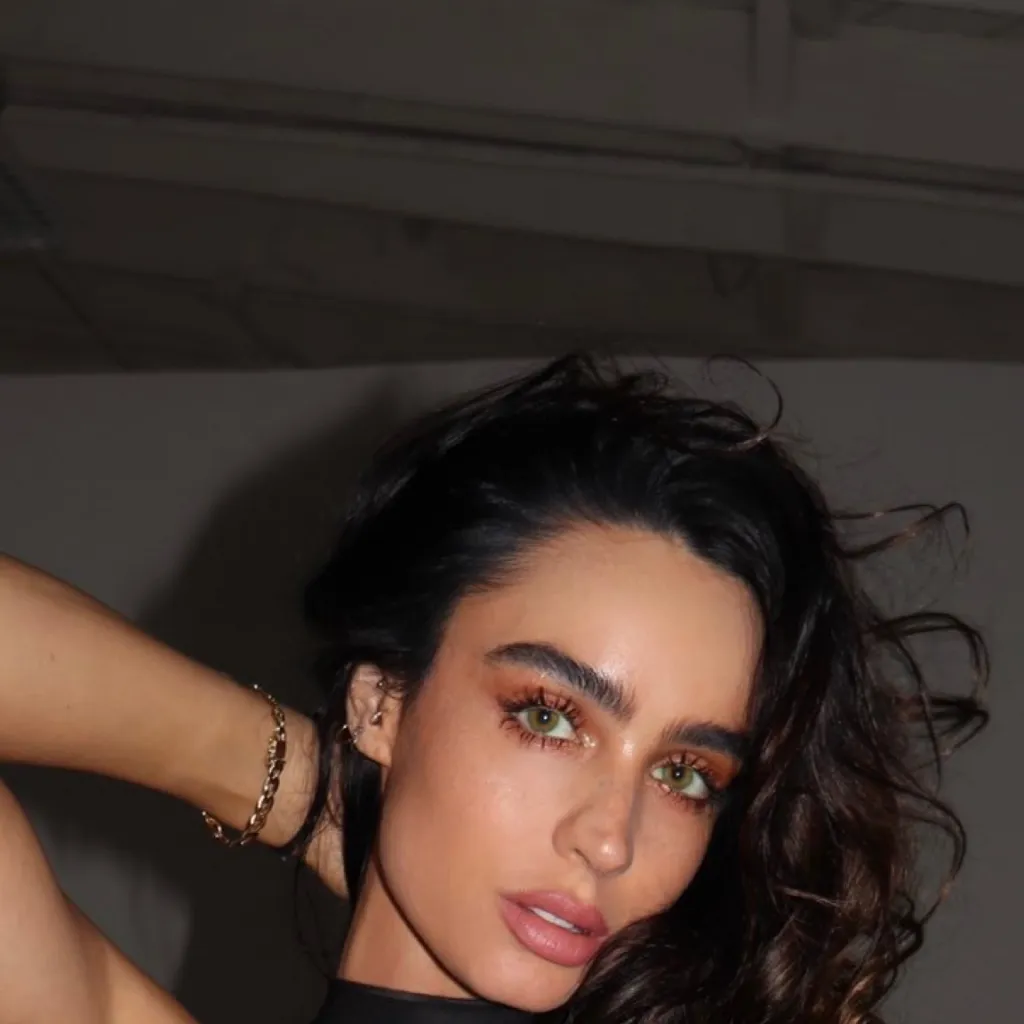 chat with ai character: Sommer Ray V2