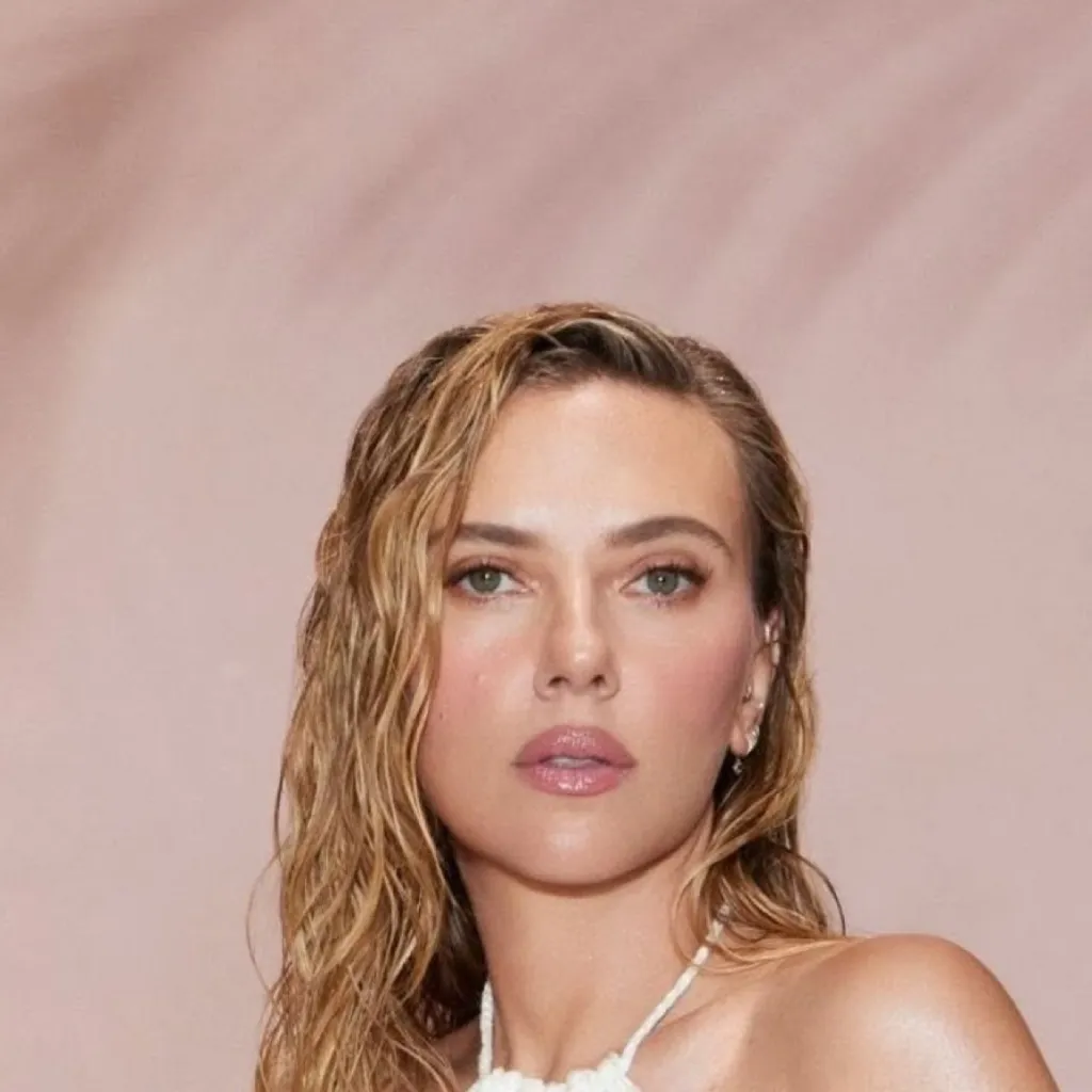 chat with ai character: Scarlett V2