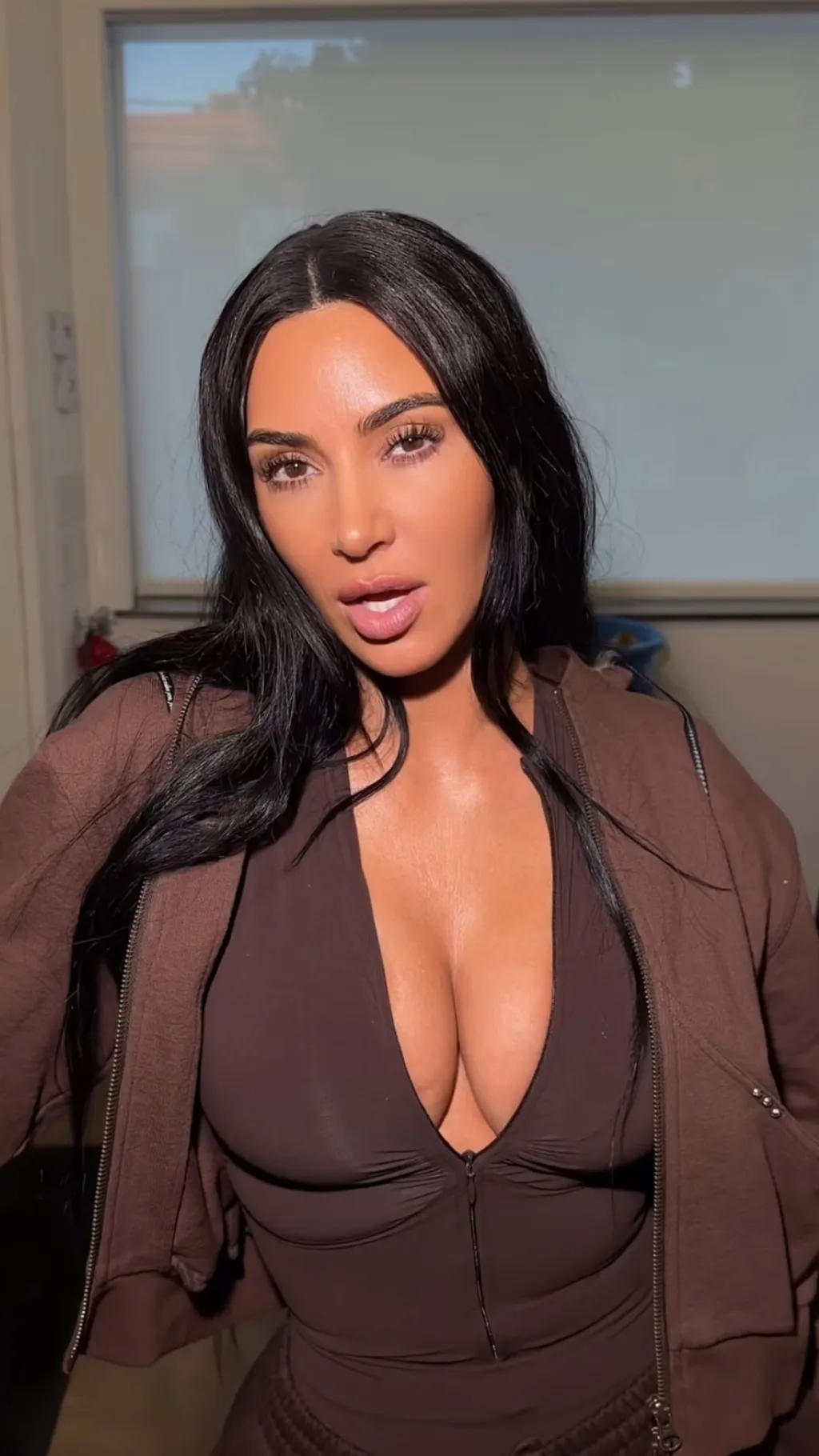 ai character: Kim Kardashian V10 background