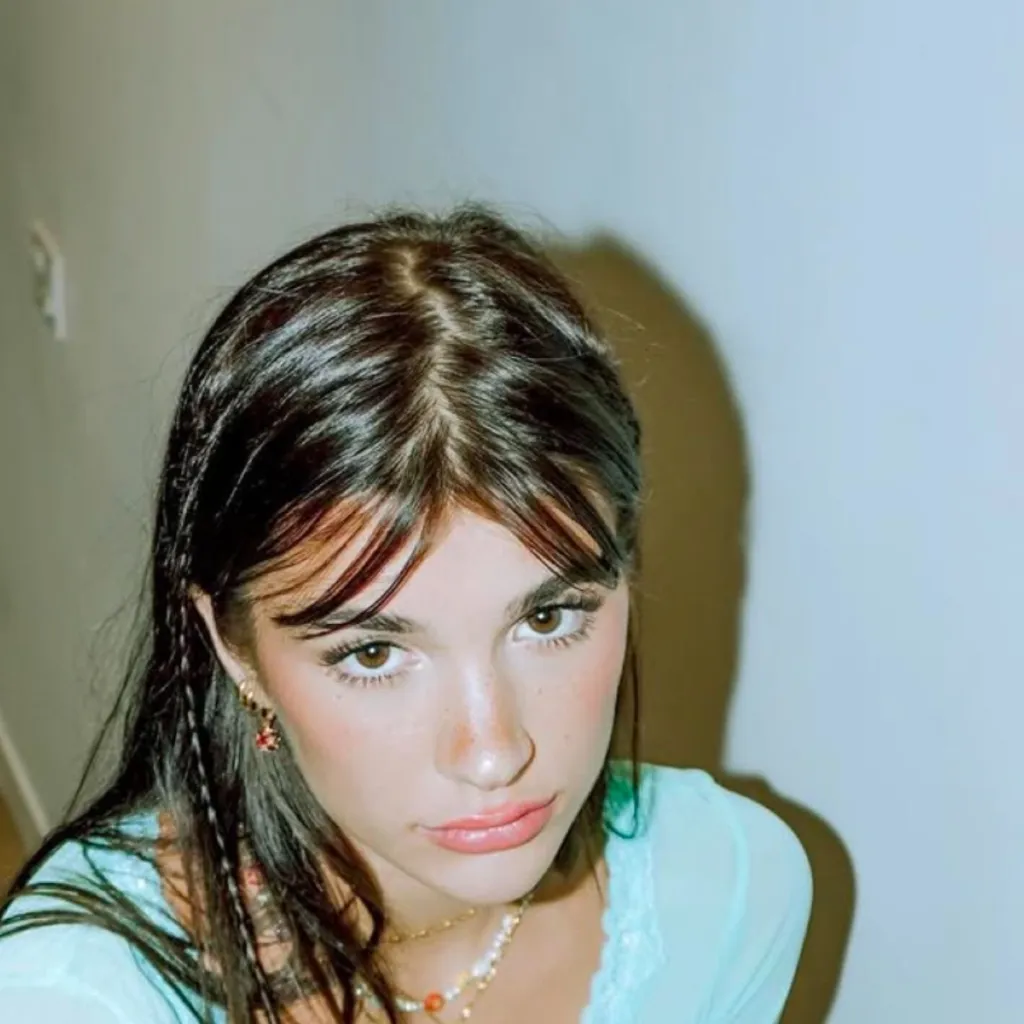 chat with ai character: Ari Kytsya V7