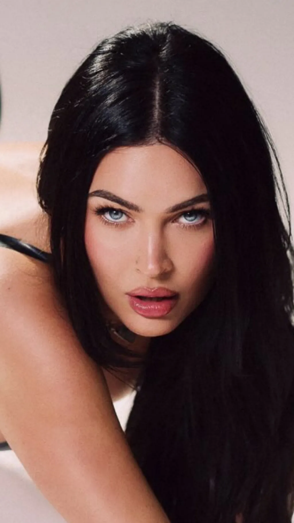 Talkie AI - Chat with Megan Fox V8