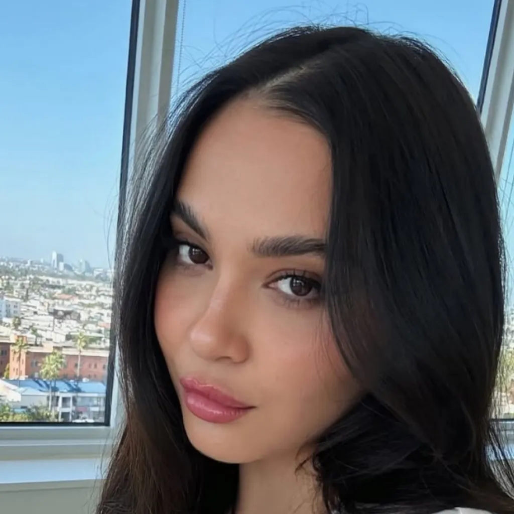 chat with ai character: Stella Hudgens V5