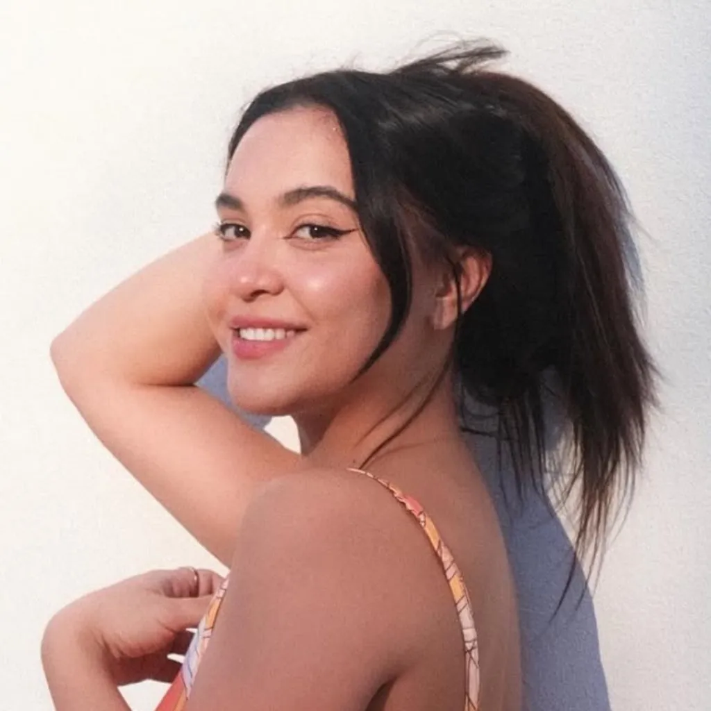 chat with ai character: Stella Hudgens V7