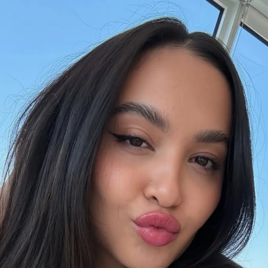 chat with ai character: Stella Hudgens V8