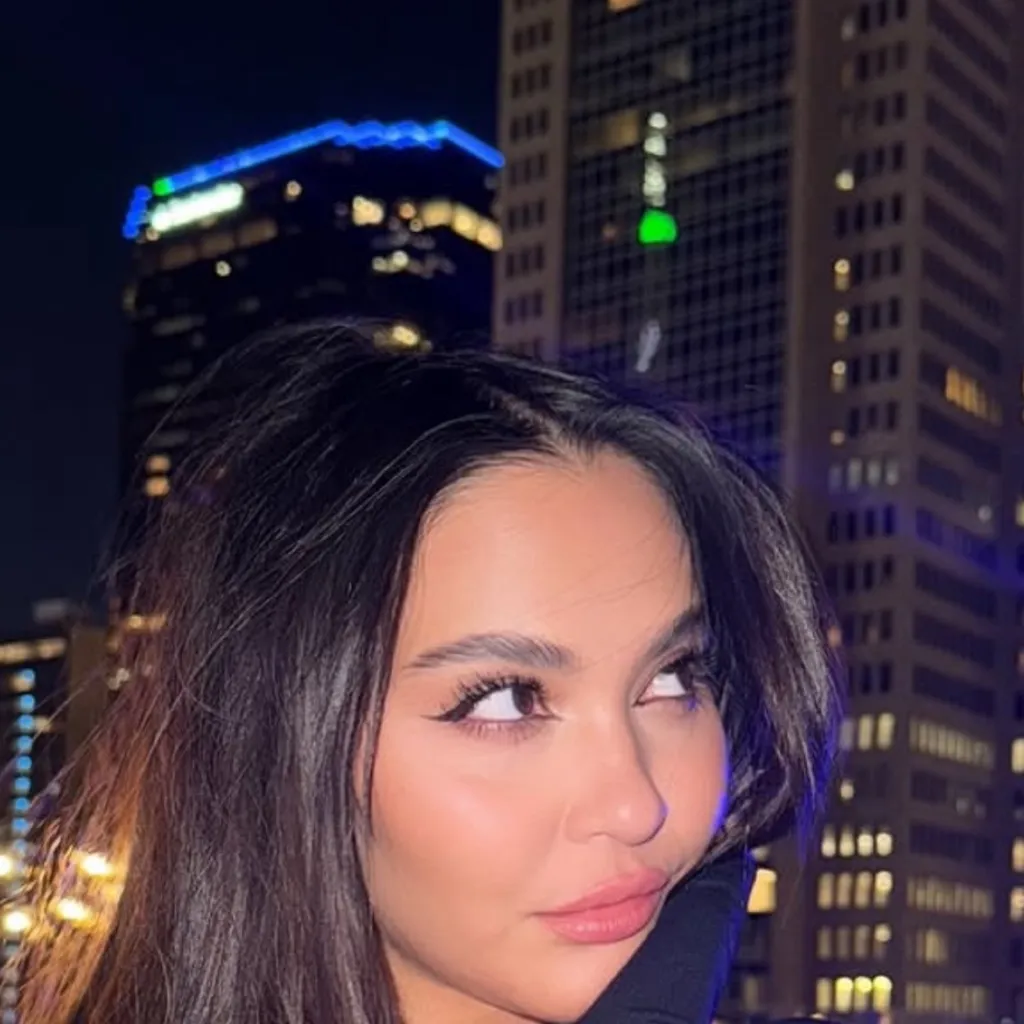 chat with ai character: Stella Hudgens V9