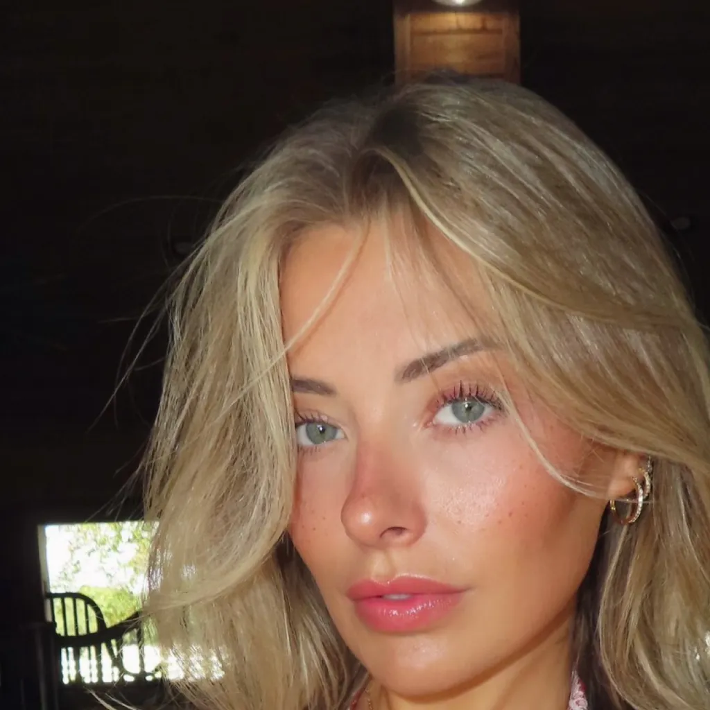 chat with ai character: Corinna Kopf V7