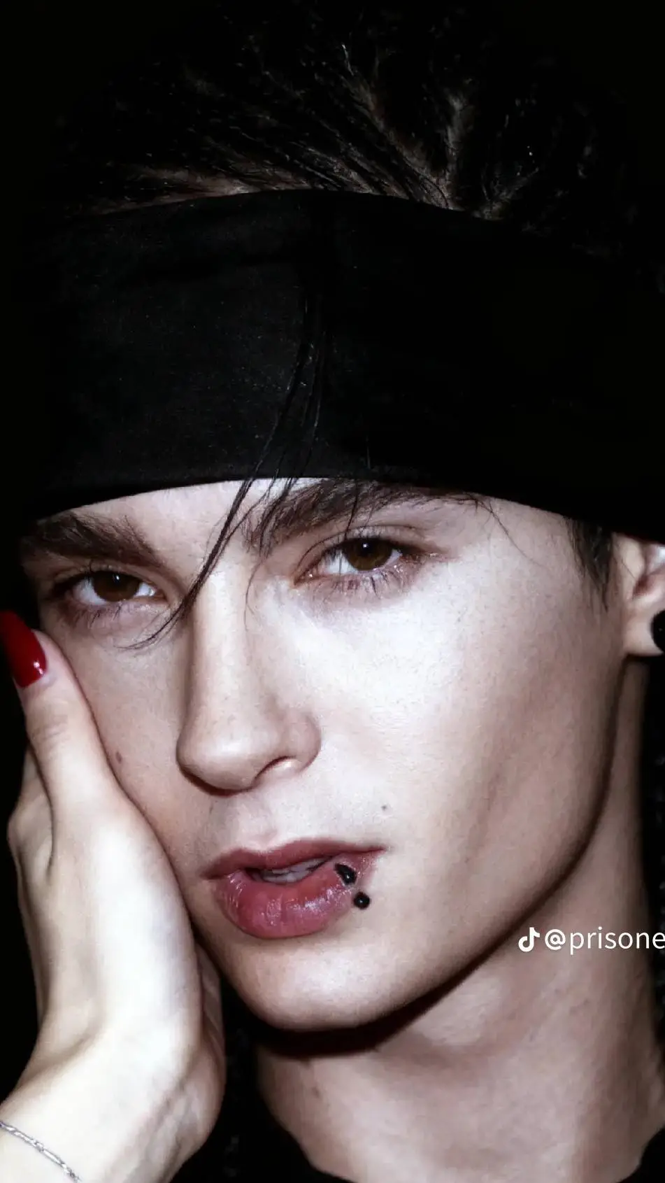 ai character: Tom kaulitz 🔥🍷 background
